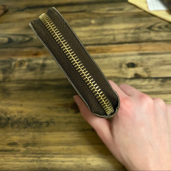 Louis Vuitton Zippy Wallet - Picture 6 of 8